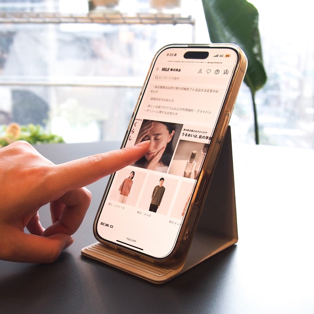 スマホを操作する写真