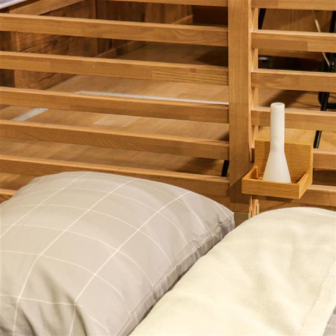 壁に付けられる家具トレー