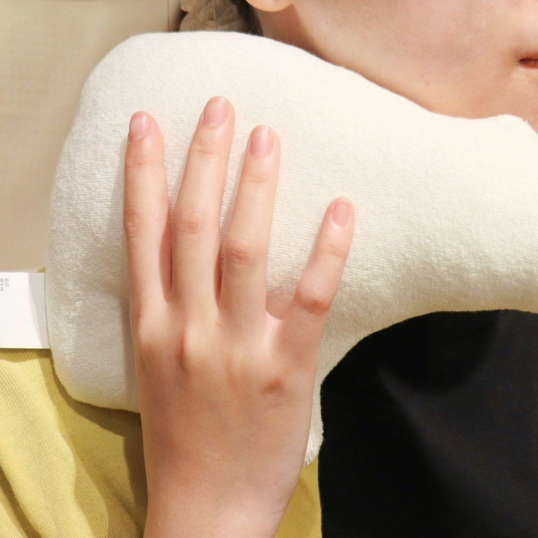 クッションを首にあてている写真