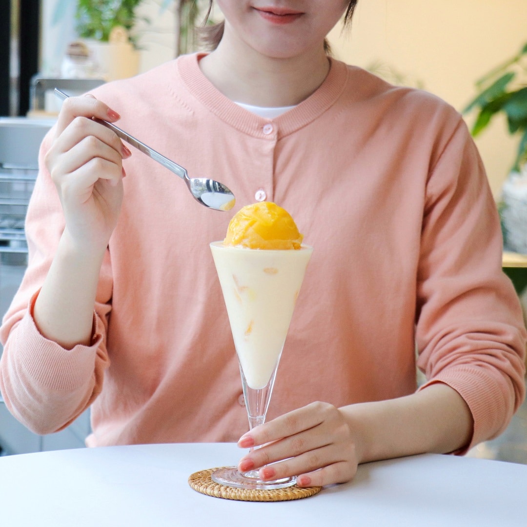 マンゴーラッシーフロートを食べている写真