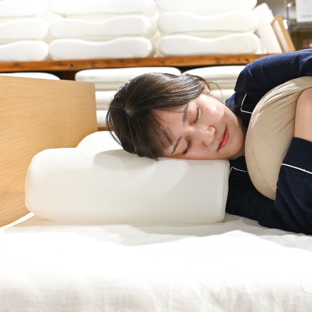 寝返りを受け止めるまくらの写真