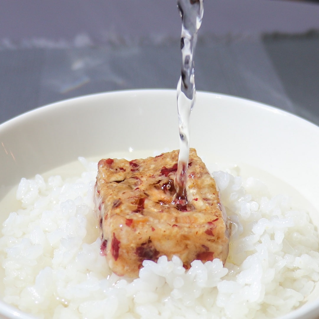 ドライ加工したお茶漬けに冷水をかける