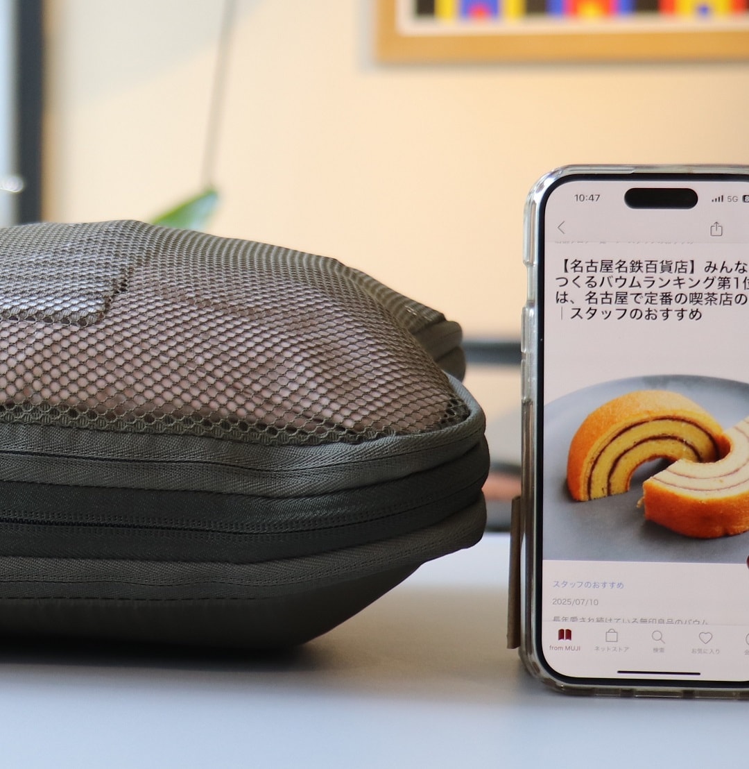 スマホと厚みを比べた写真