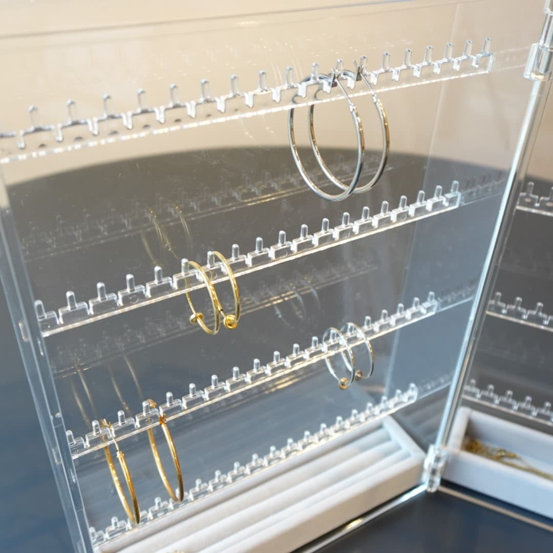 アクリルネックレス。ピアスケース・見開きタイプの写真