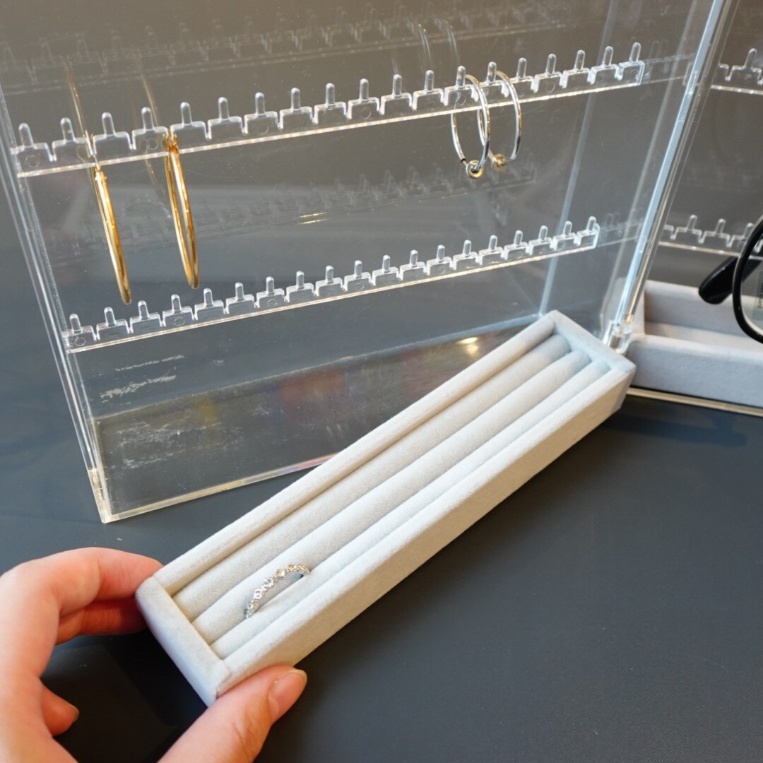 アクリルネックレス・ピアスケース・見開きタイプの写真