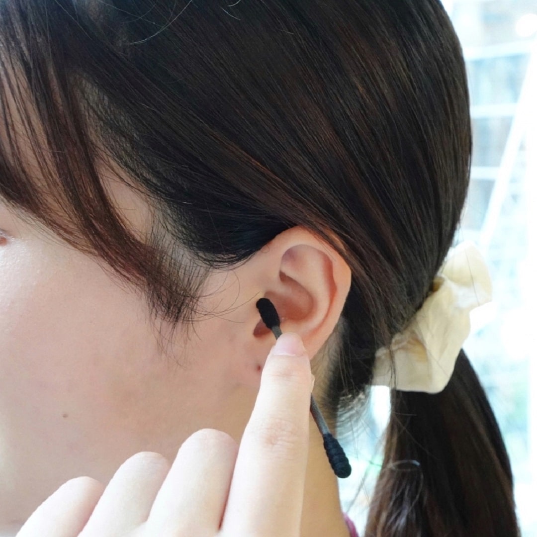 綿棒を使っている様子