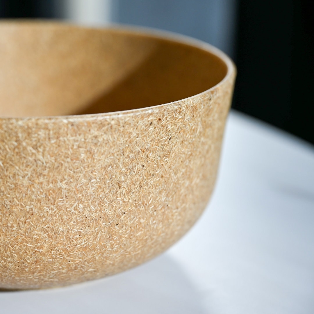 ナチュラルの色の食器
