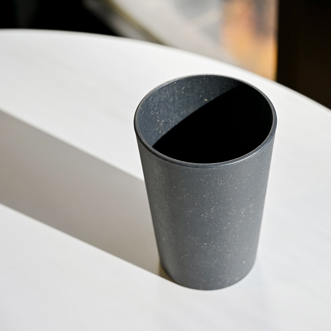 ブラックの色の食器