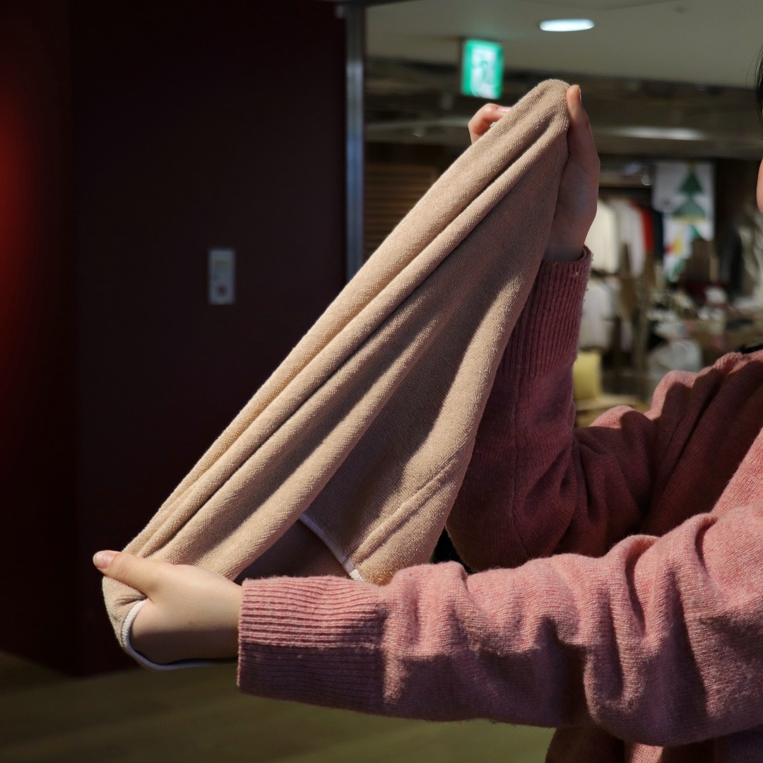 タオルを伸ばしている写真