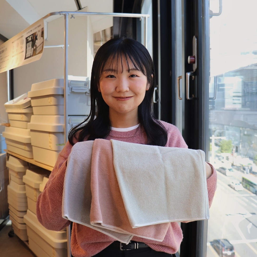 3色のタオルを持っている写真