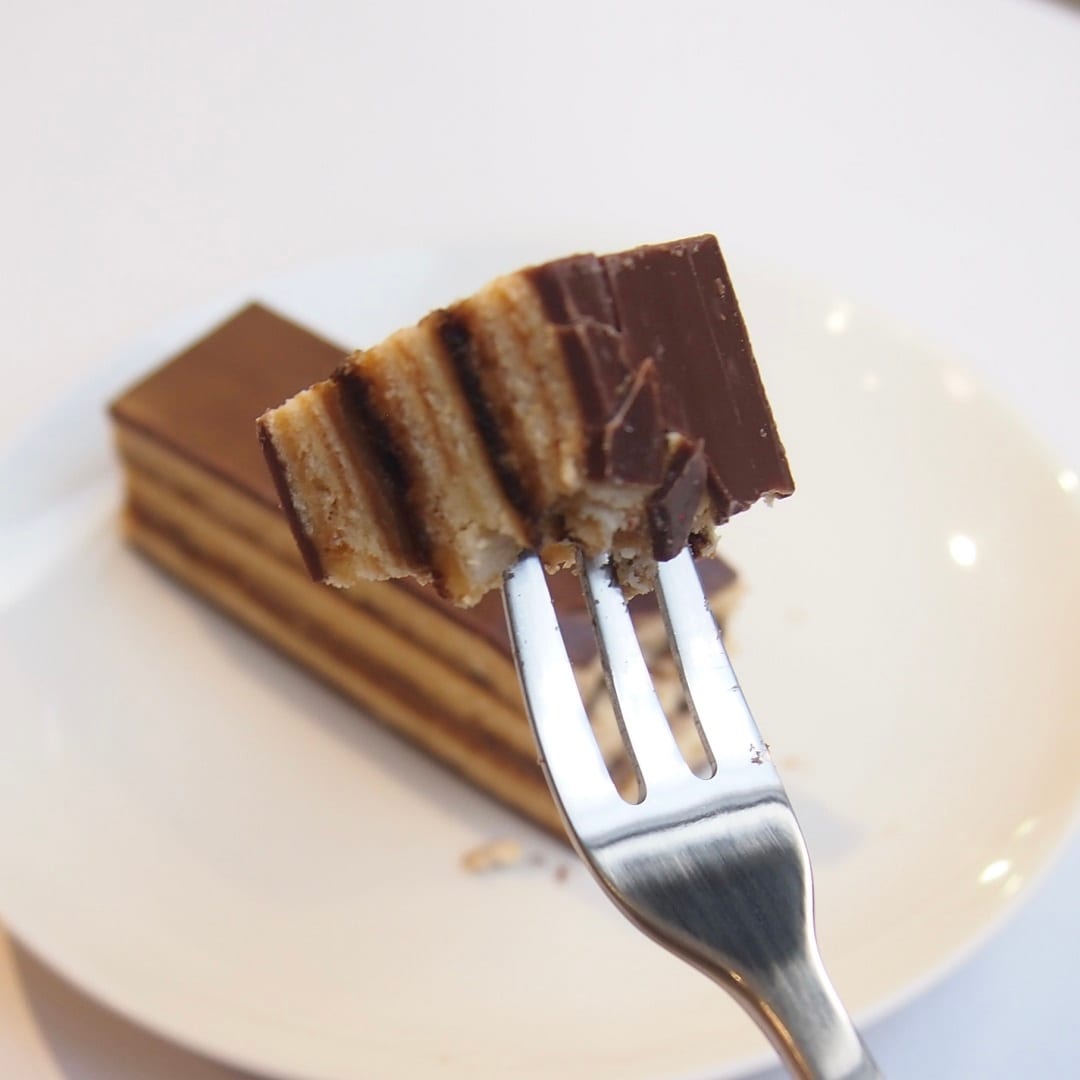 オペラケーキをアップにしている写真