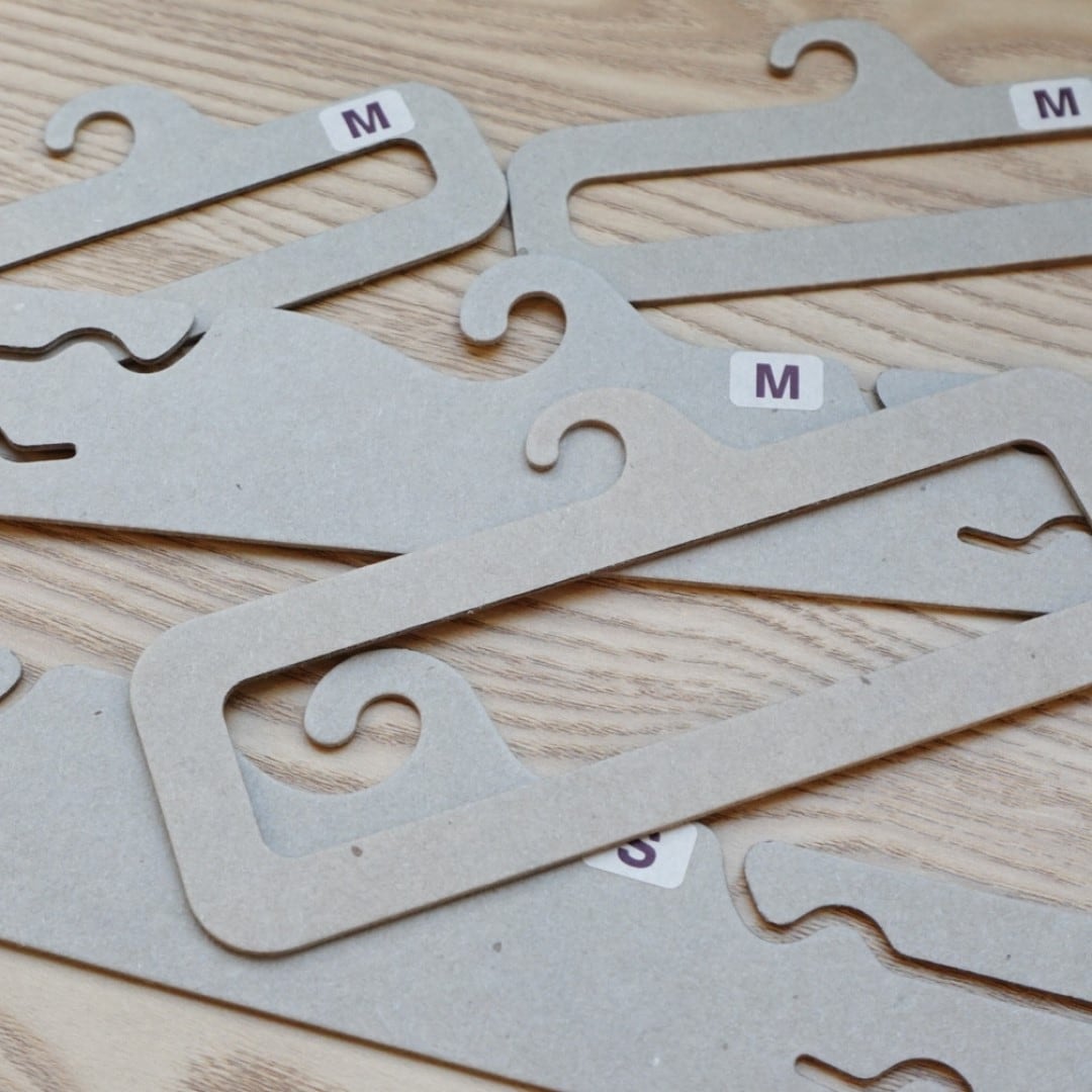 木のハンガーの写真