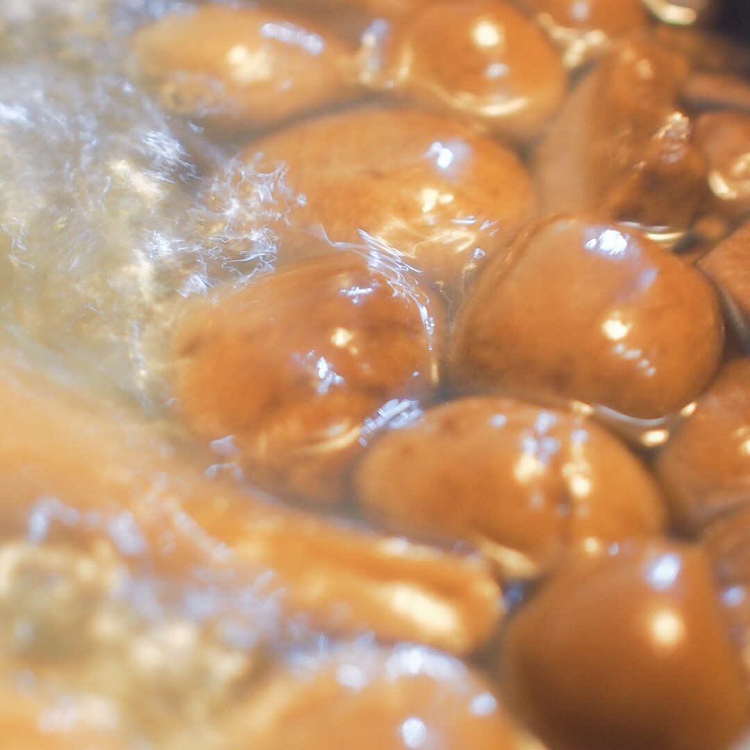 タピオカ粉を丸めた物を鍋でゆでている様子です