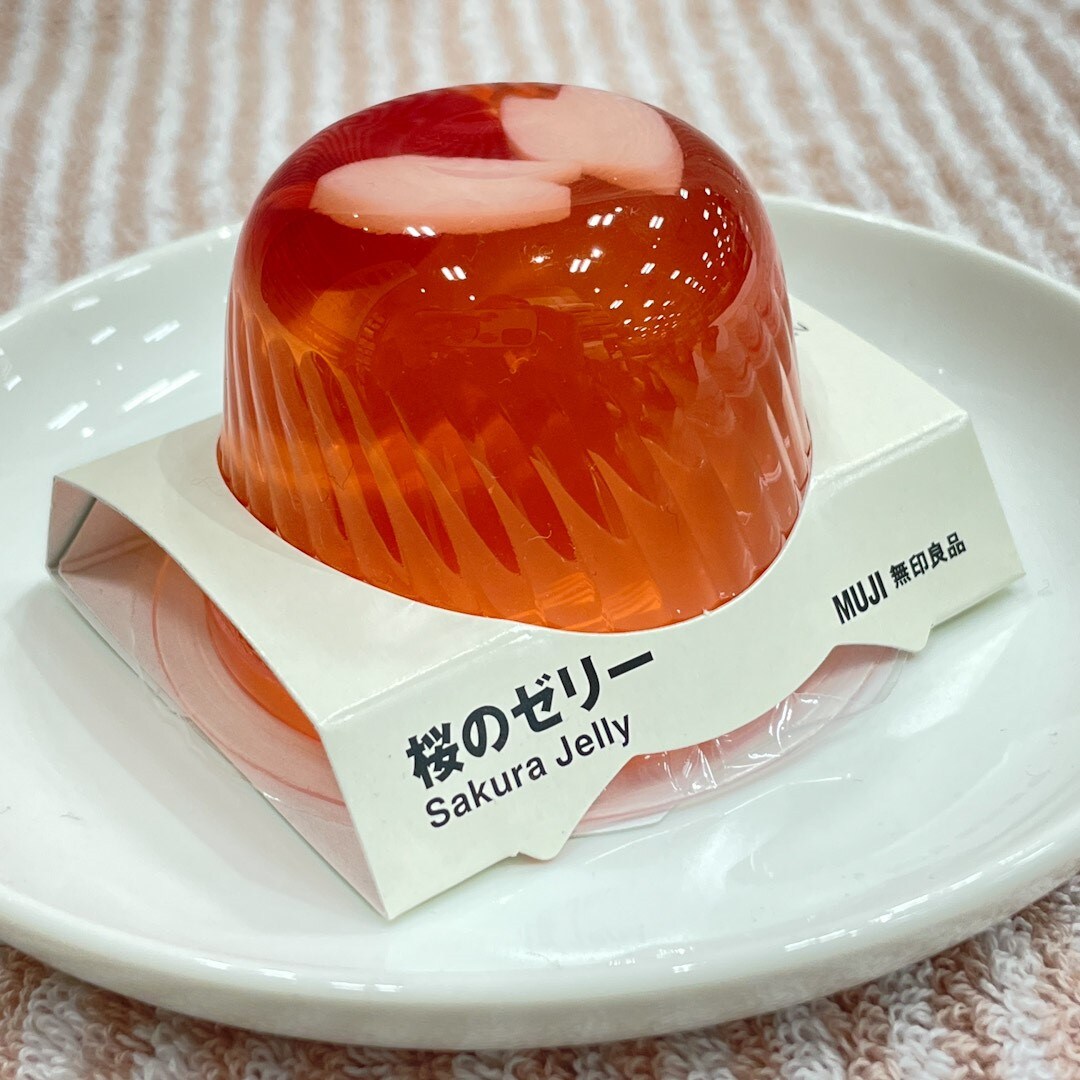 桜のゼリーを白いお皿において撮った写真です