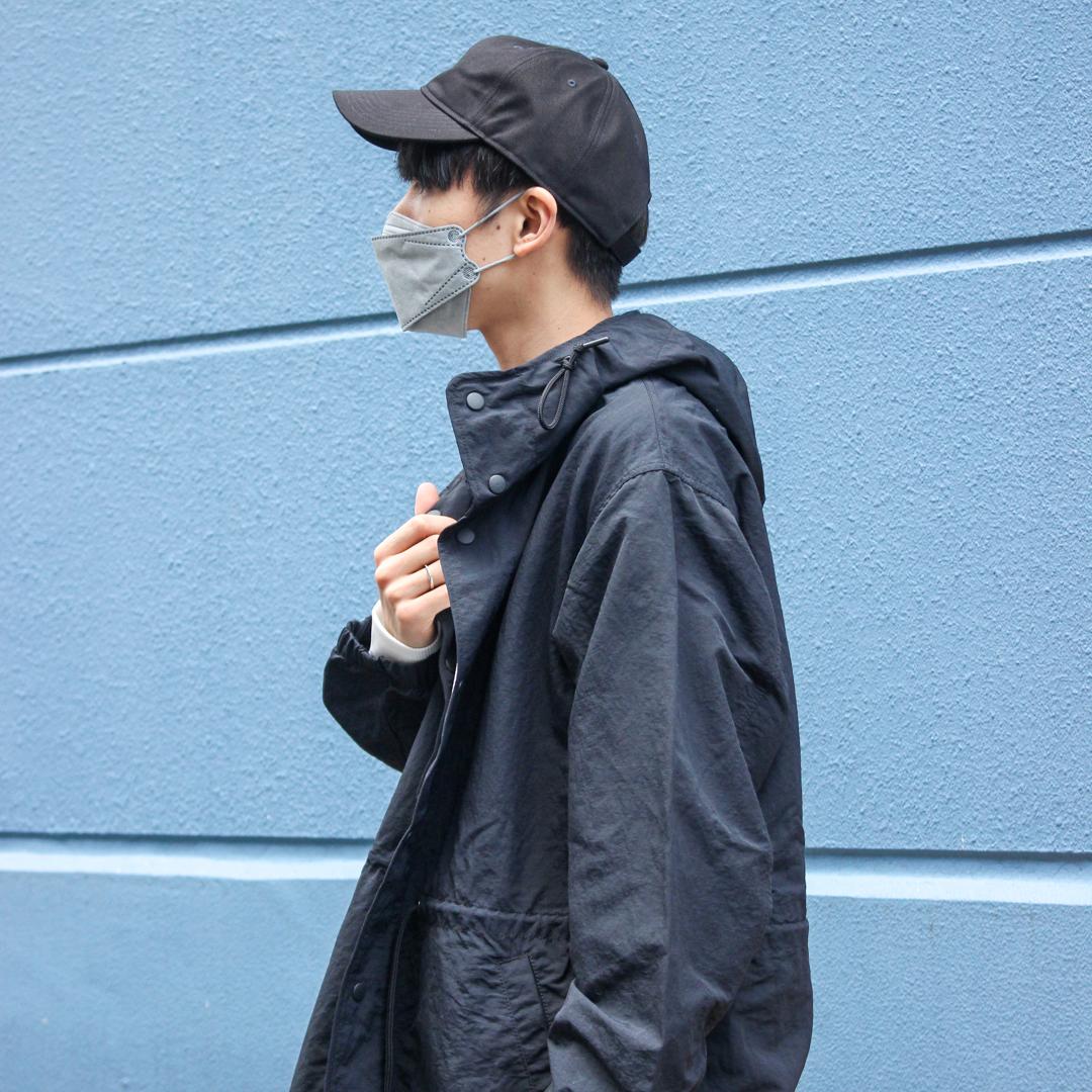 撥水コートを着て、それを横からとった写真です