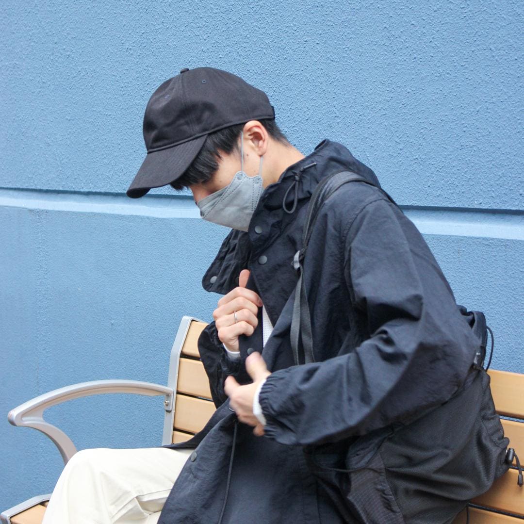 ベンチに座っているところの写真です