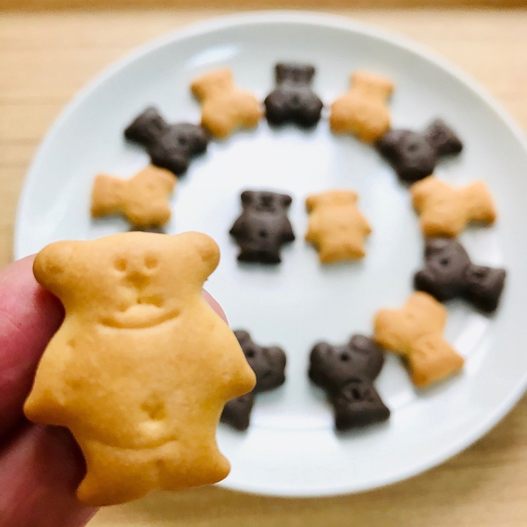 おへそがチラリ