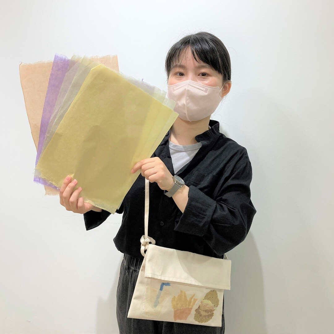 和紙を持つスタッフの写真