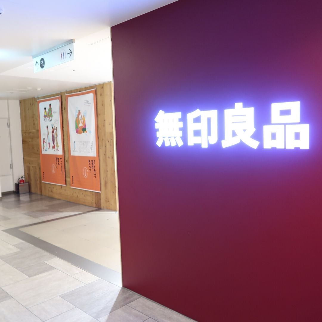 エレベーターから見た入口の様子