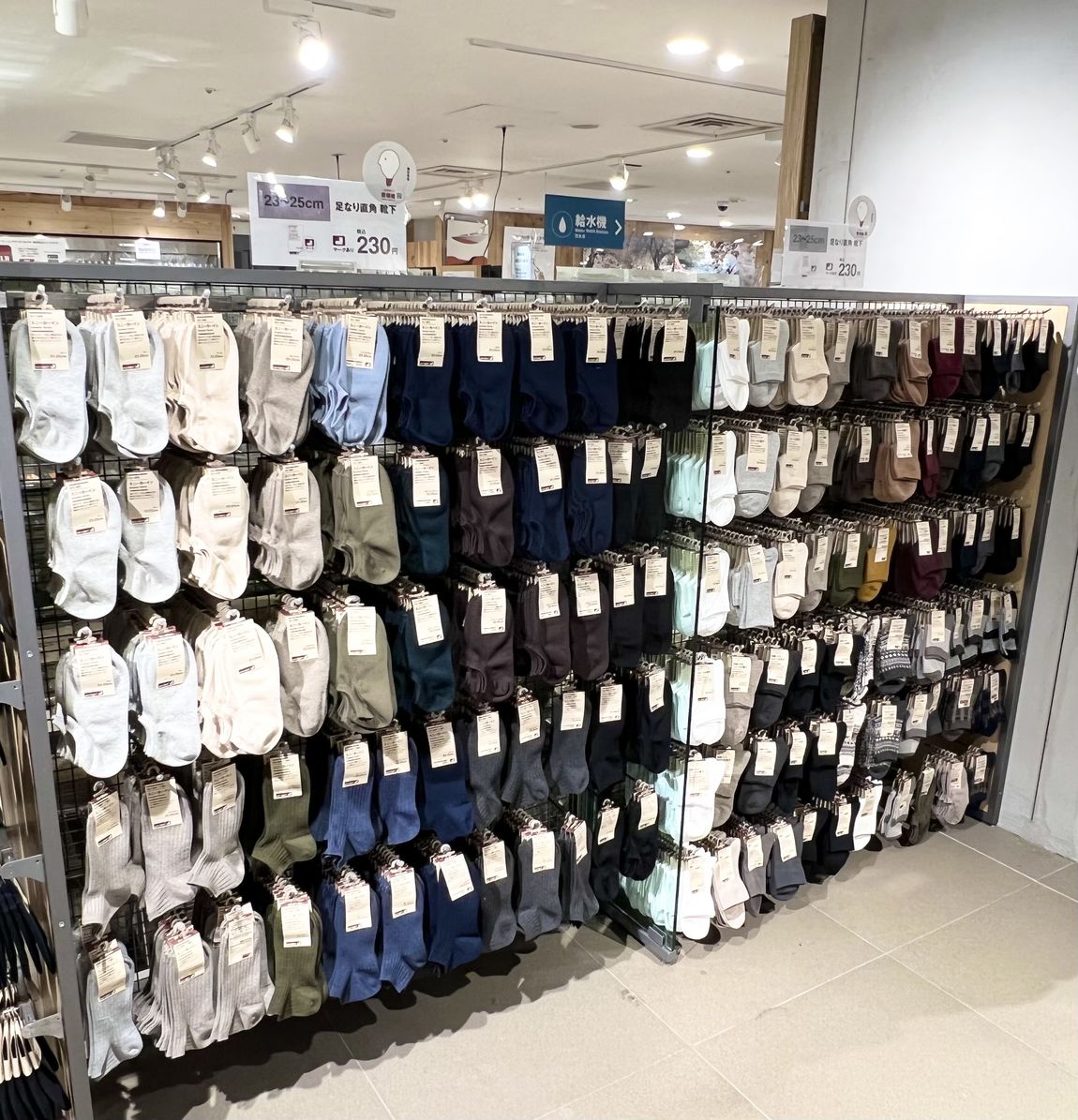 婦人靴下売場の写真3