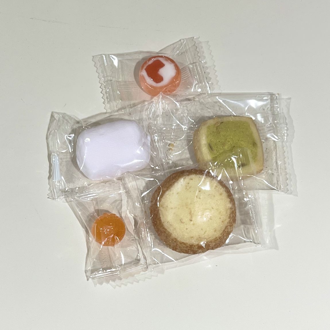 カウントダウンカレンダーの中に入っているお菓子の写真