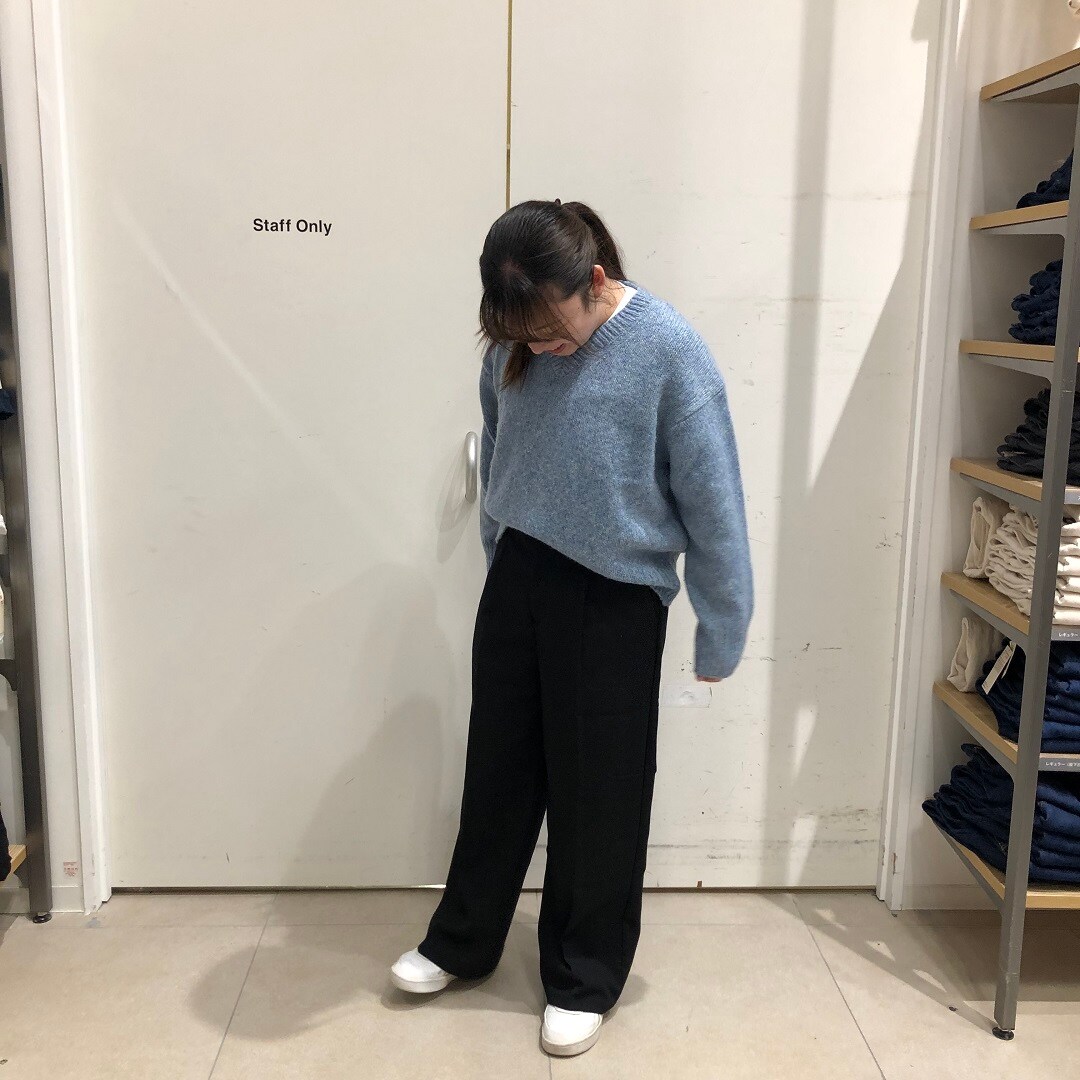 下を向いている写真