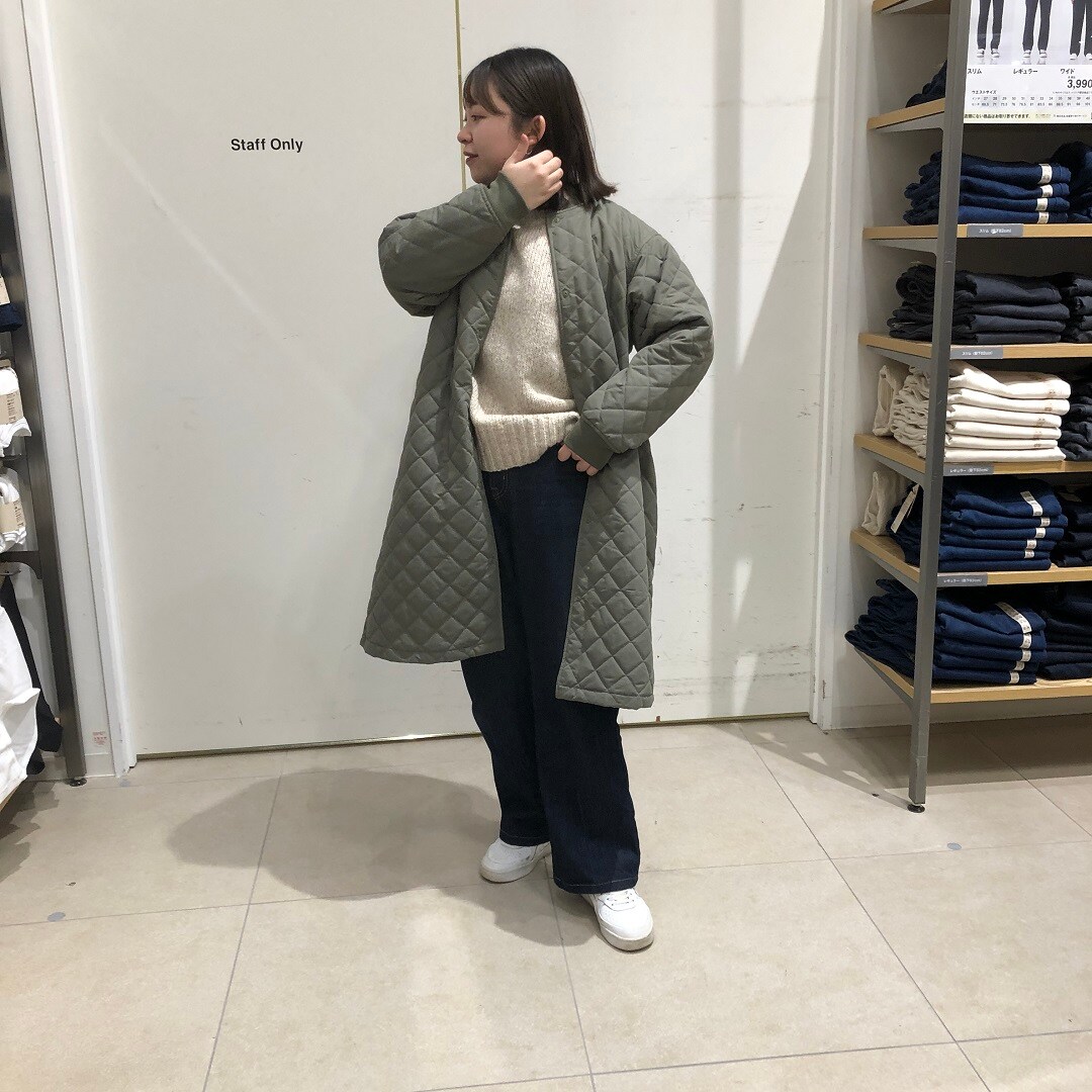 髪を耳にかけている写真