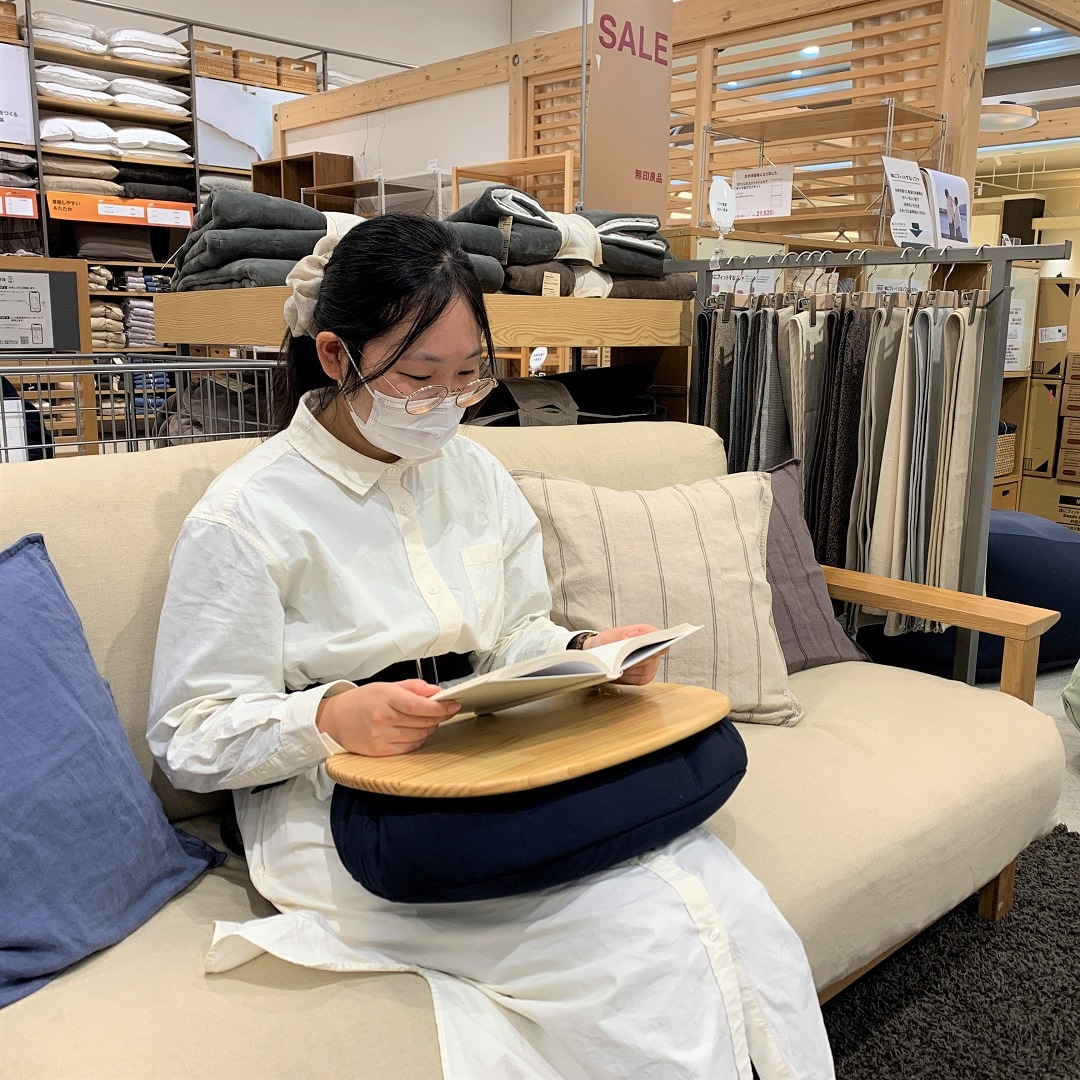 ソファで使用している様子