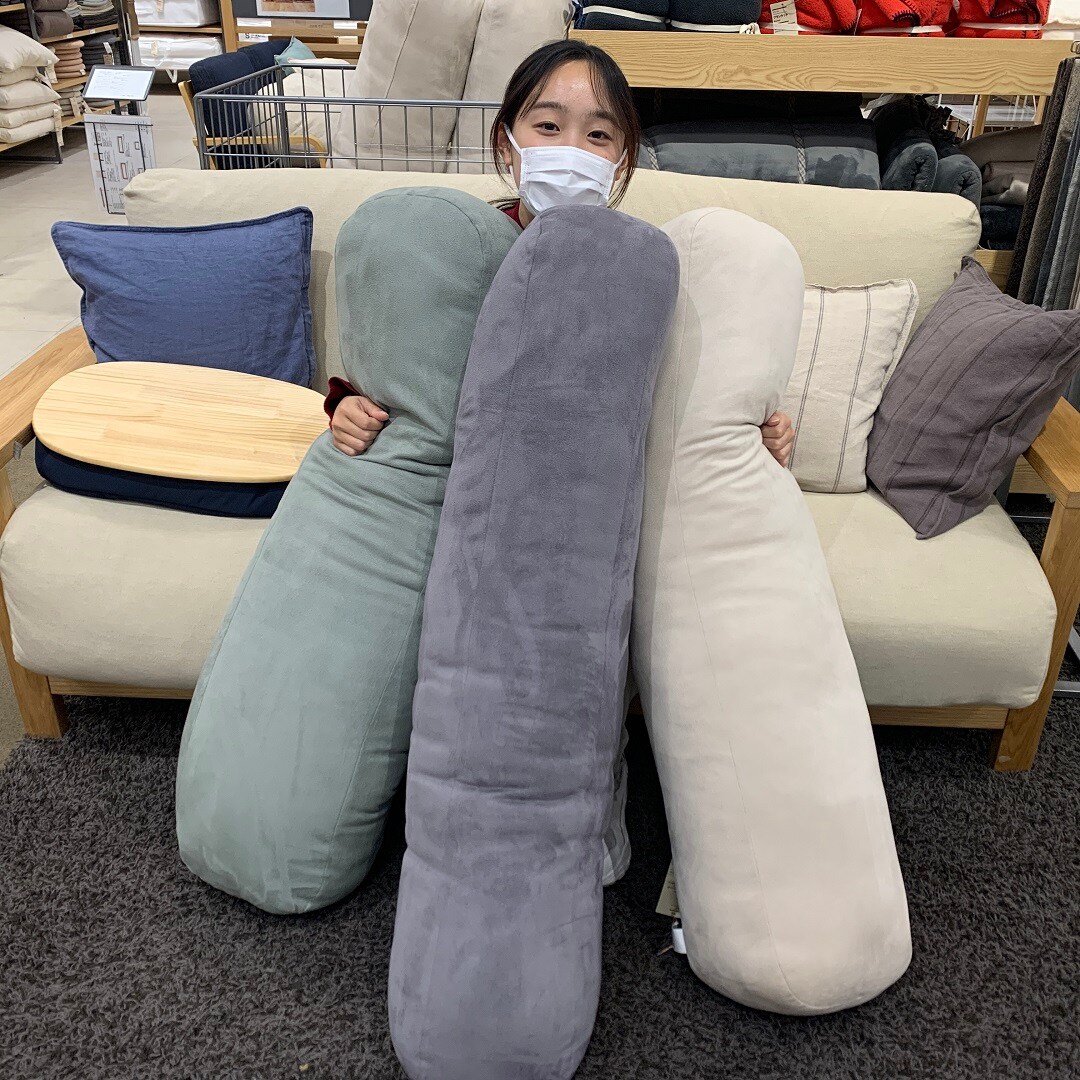 抱き枕を3つ抱えた写真