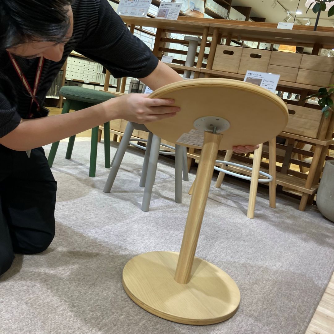 【イオンモールKYOTO】工具不要で手軽に組み立て！『手軽に組み立てられる木製サイドテーブル　アッシュ材突板』のご紹介 _BP0SBZ