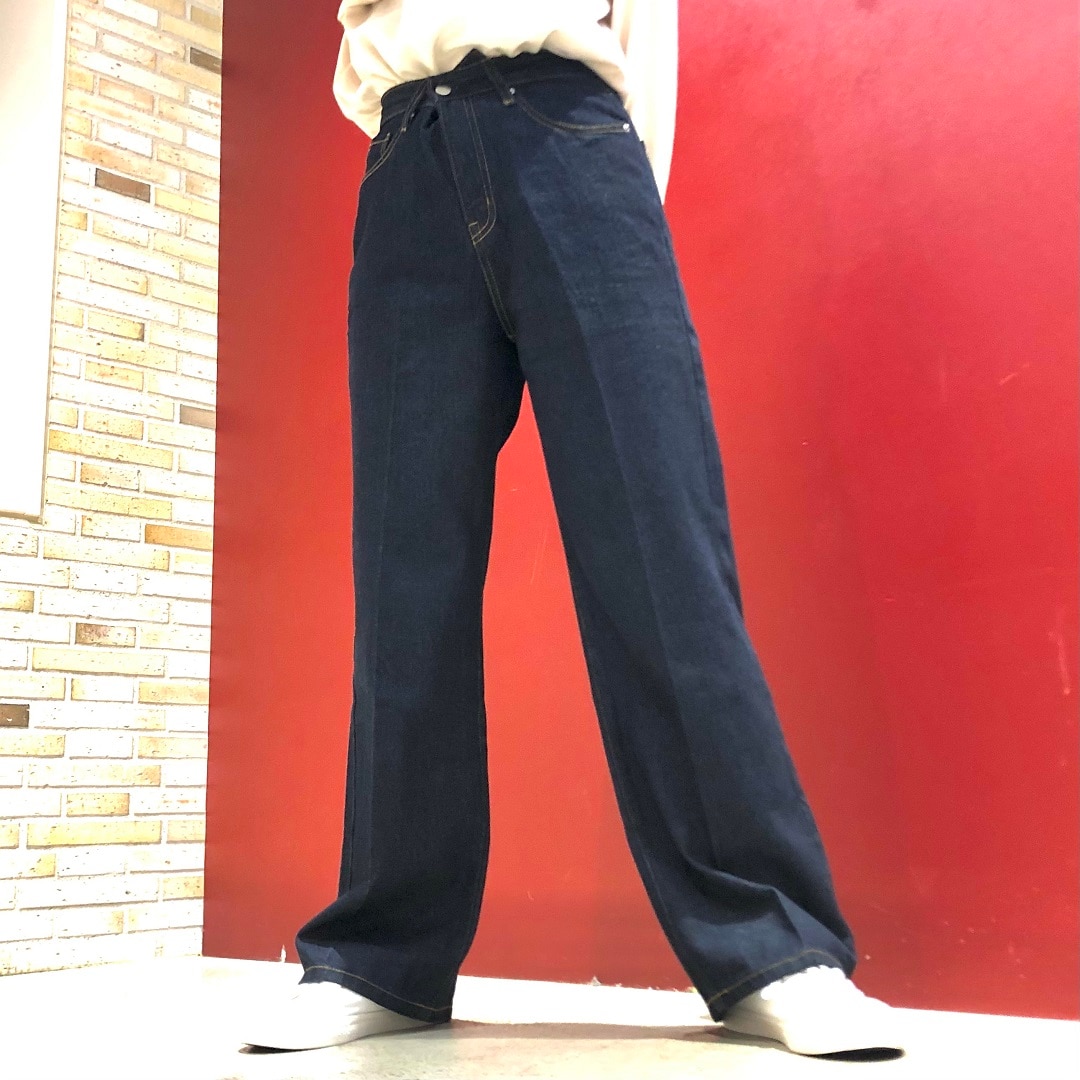正面から見たデニムの写真