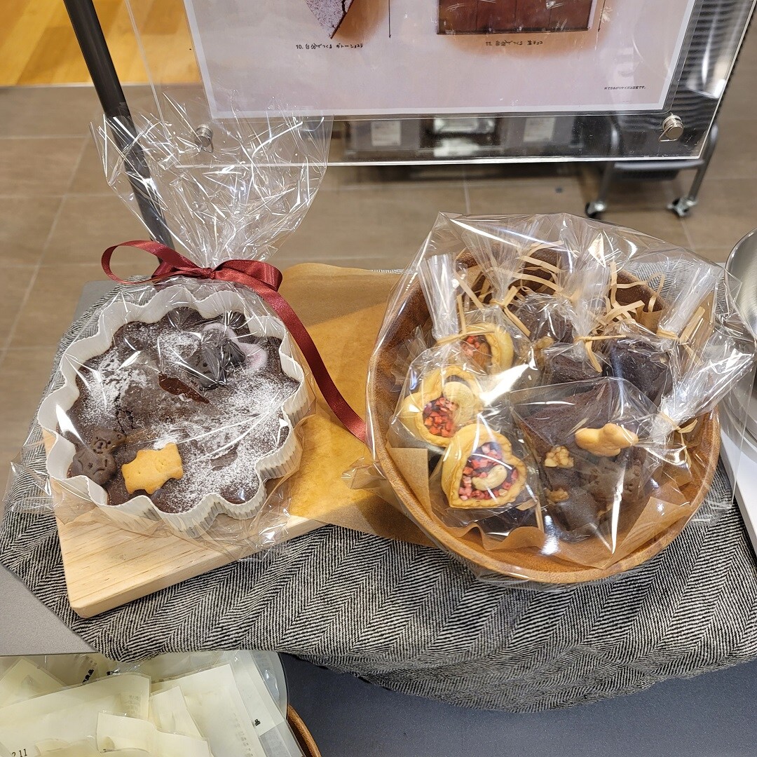 スタッフの手作りお菓子ディスプレイ