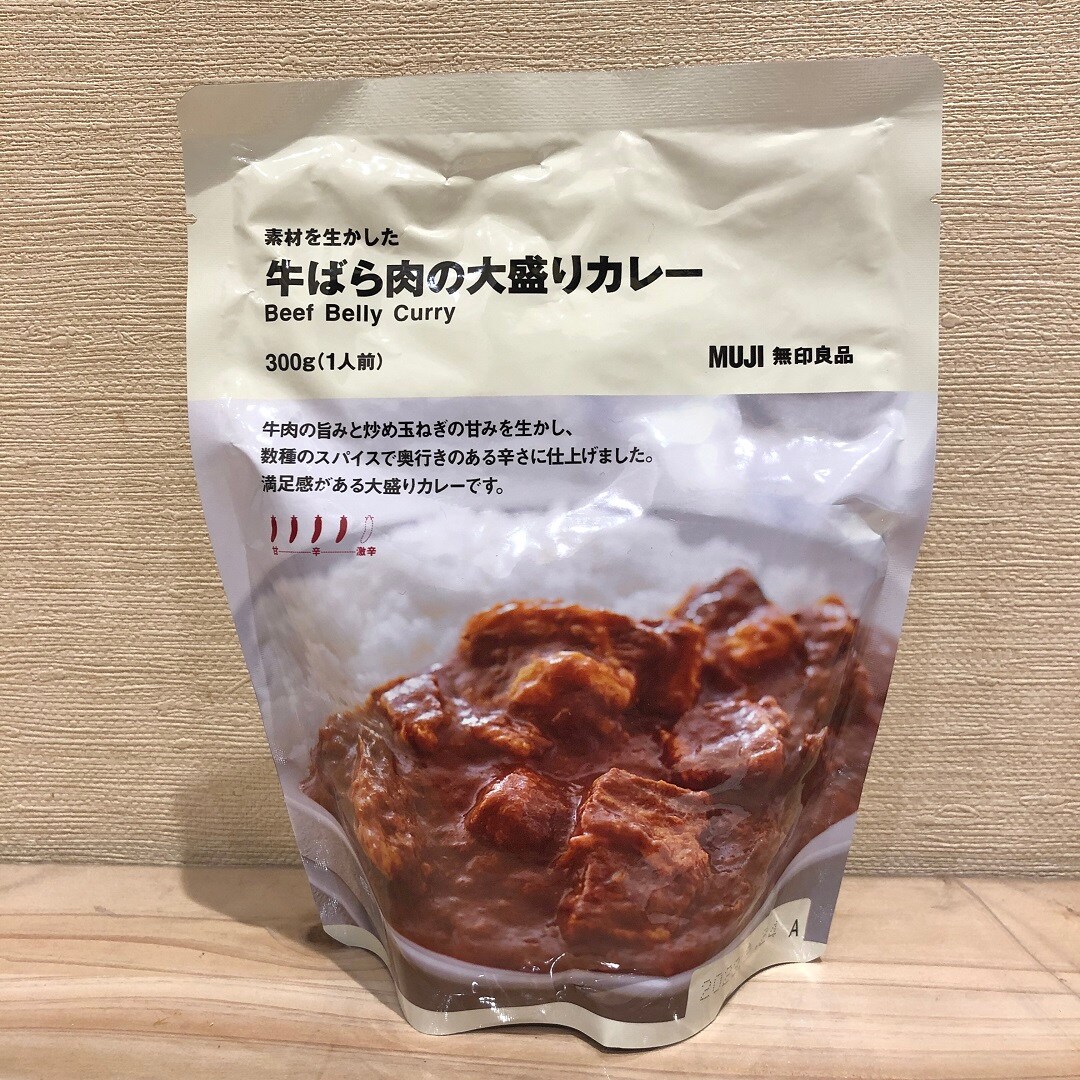 素材を生かしたカレー　牛ばら肉の大盛りカレーを撮った写真