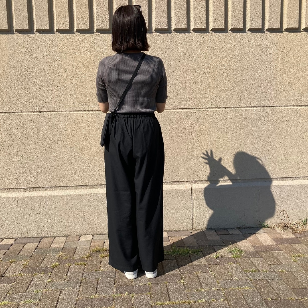 五分袖セーターとイージーワイドパンツを着用した後ろ姿