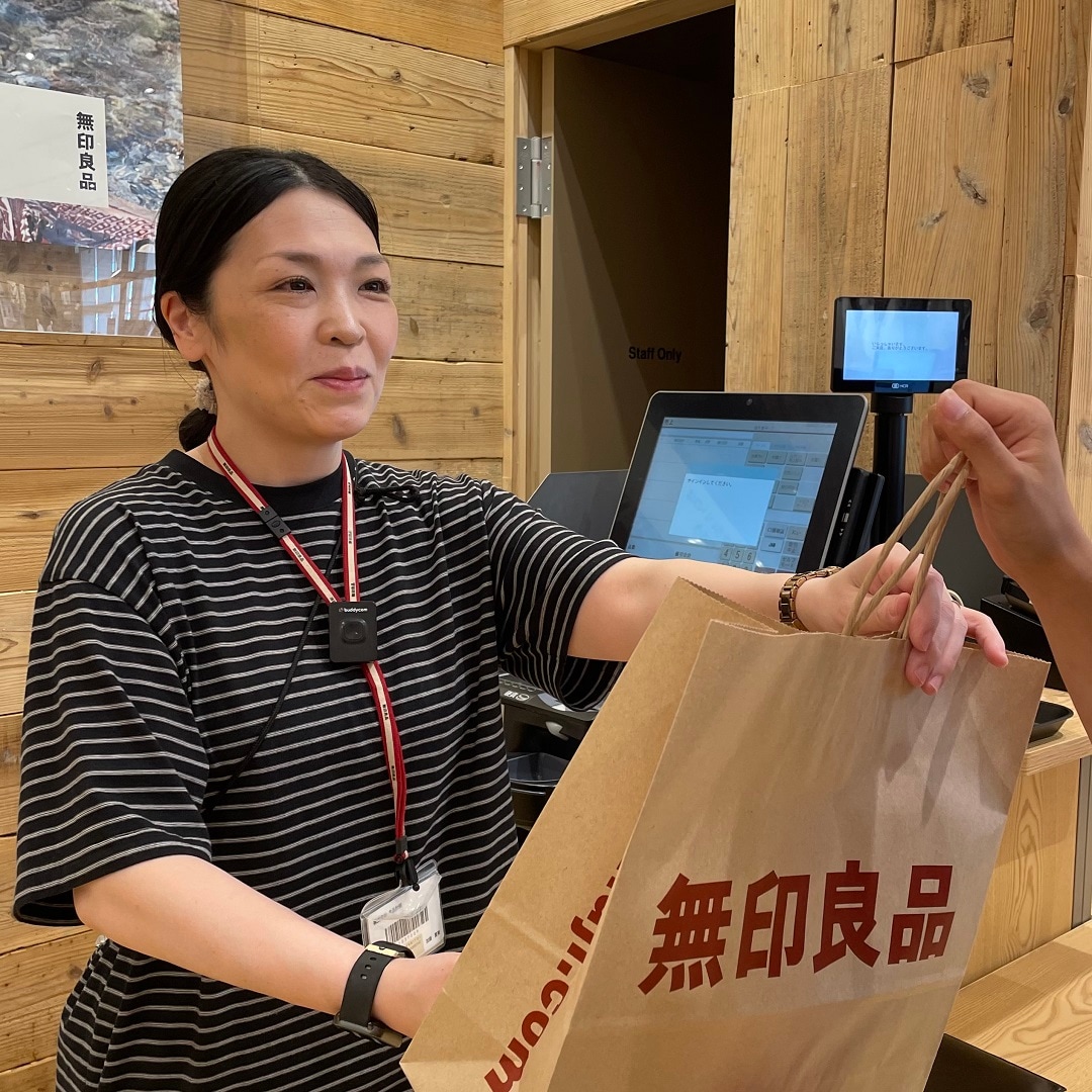 店舗で働くスタッフのイメージ