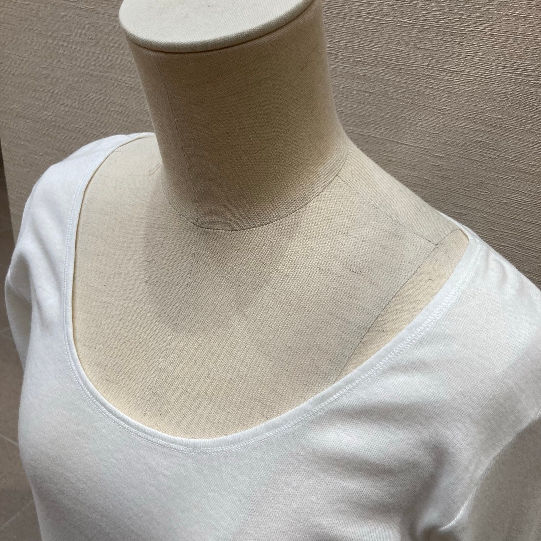 あったか綿Ｕネック八分袖Ｔシャツの首元の写真