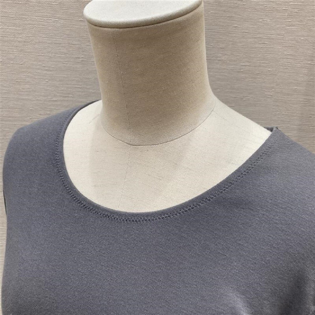 あったか綿厚手Ｕネック八分袖Ｔシャツの首元の写真