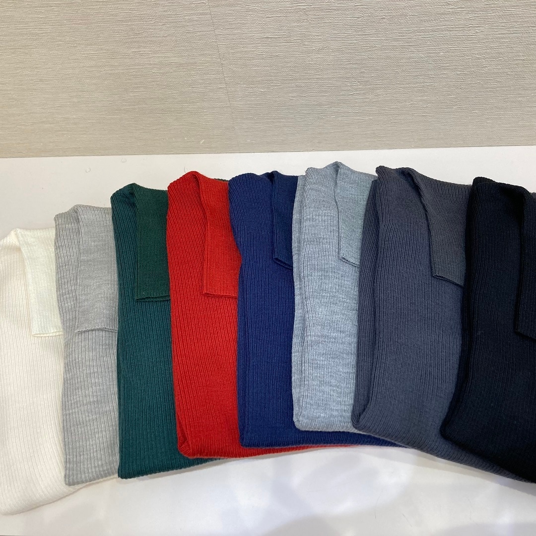 婦人のタートルネックセーターの写真