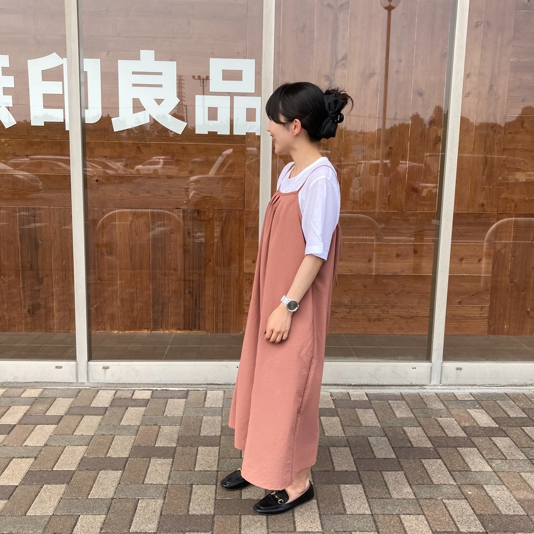 ブラウスとキャミワンピースのコーディネートの写真①