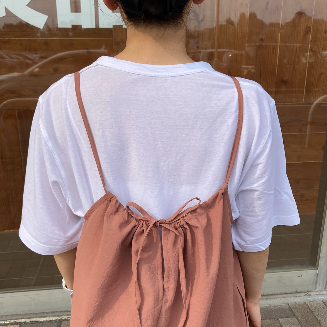 キャミワンピースの後ろからの写真
