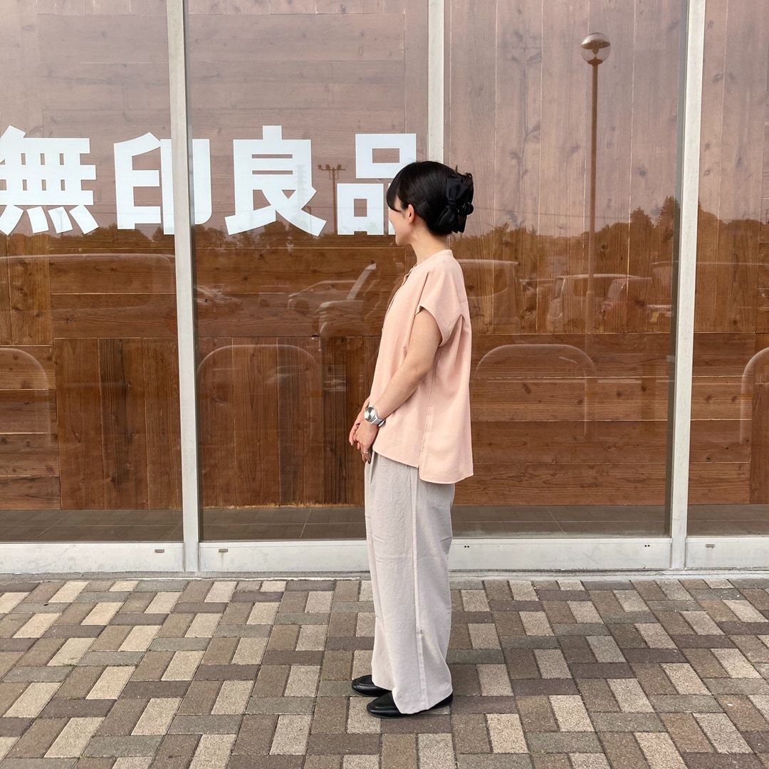 Tシャツとパンツのコーディネートの写真①