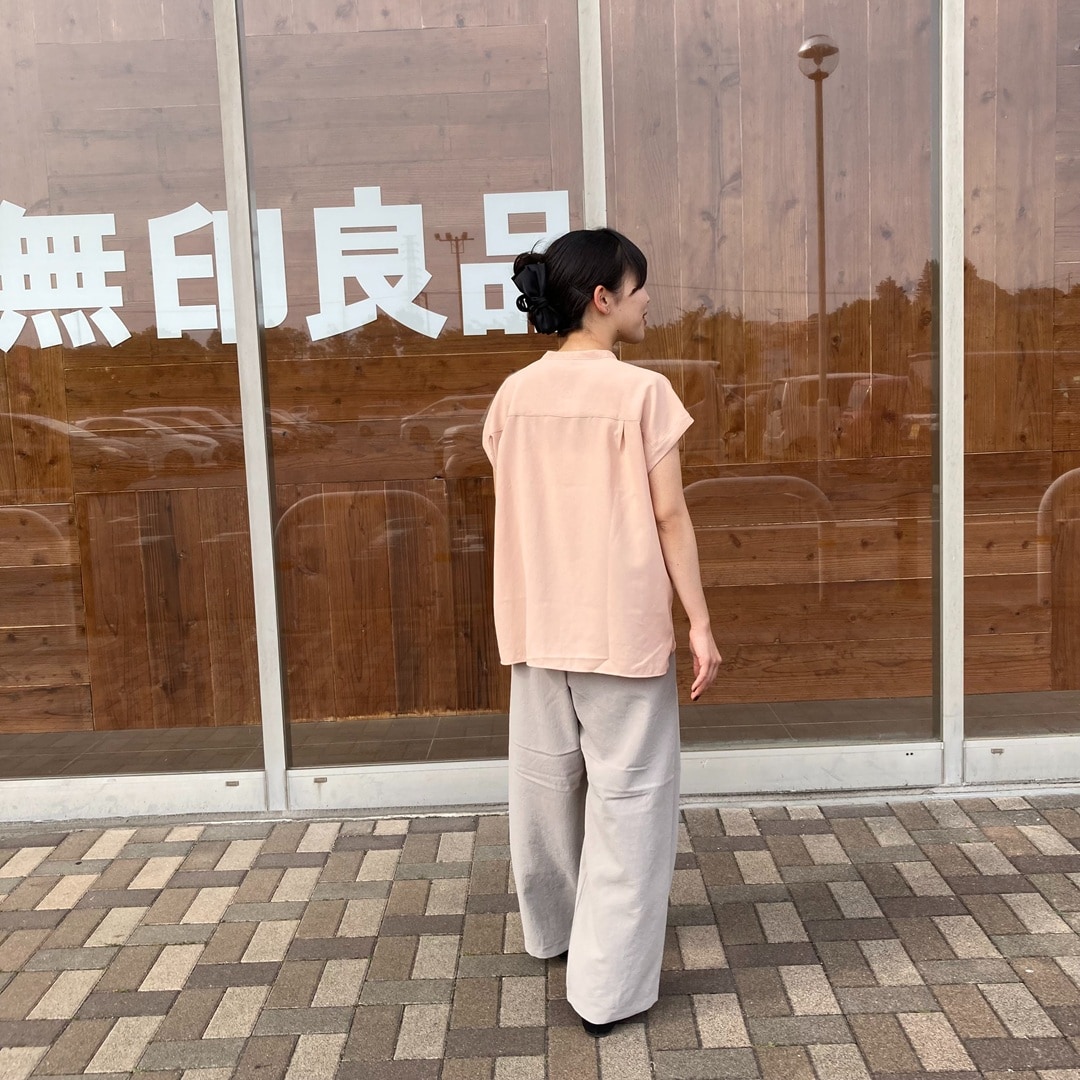 シャツとパンツのコーディネートの写真②