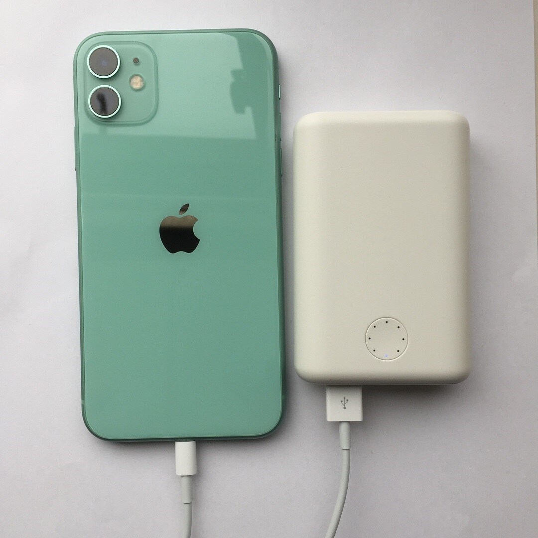 モバイルバッテリーとスマートフォン