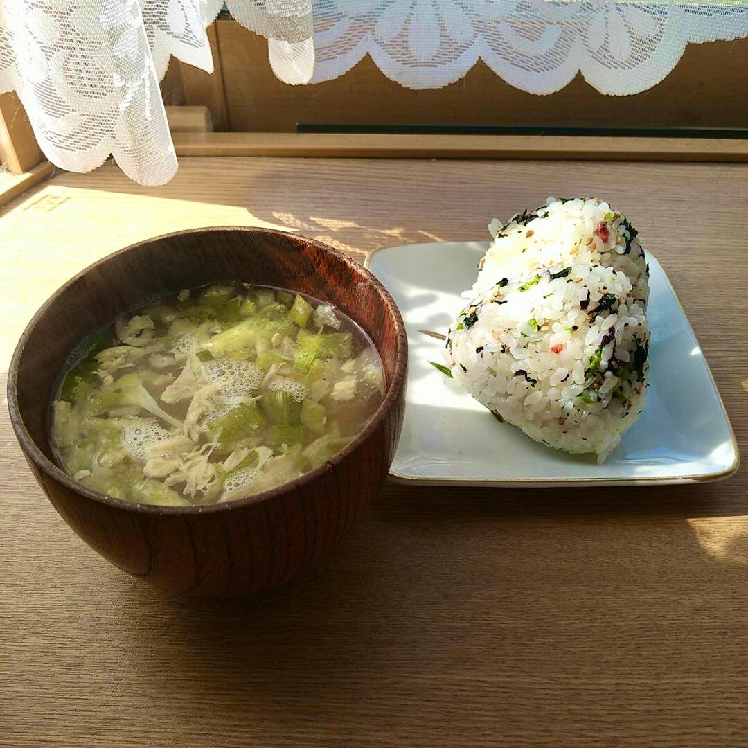素材を生かした味噌汁　かき卵とキャベツ