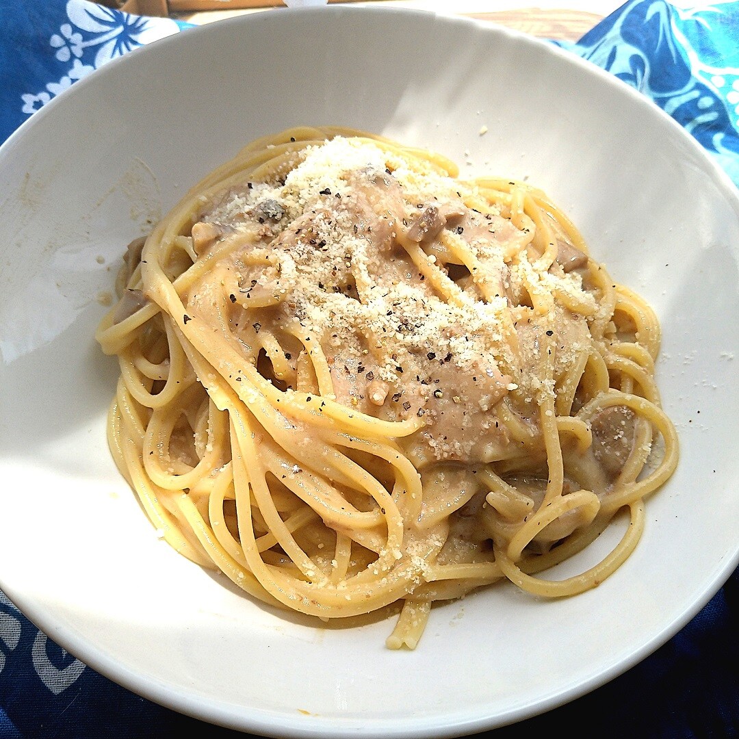 素材を生かしたパスタソース　きのことベーコンのポルチーニクリーム