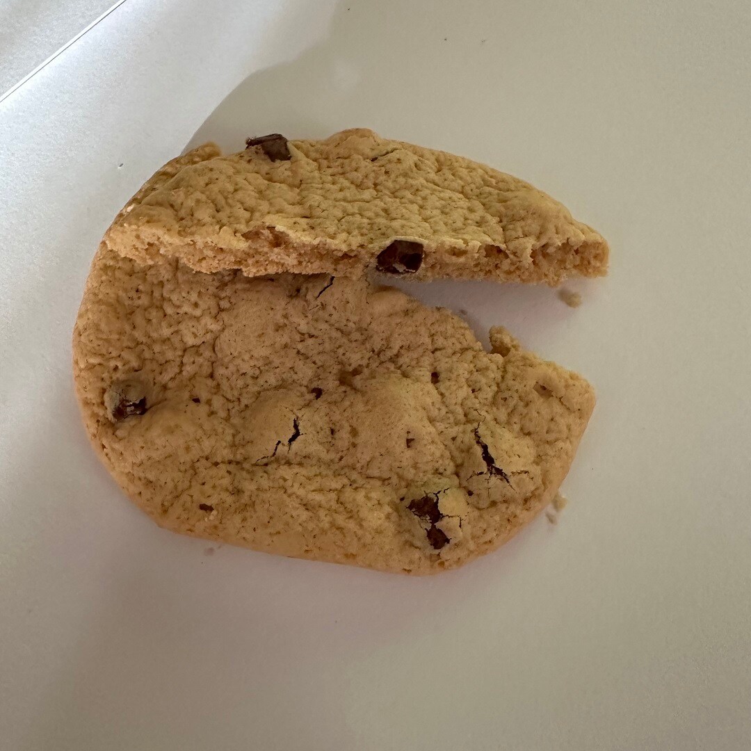 チョコとマカダミアナッツのクッキー断面