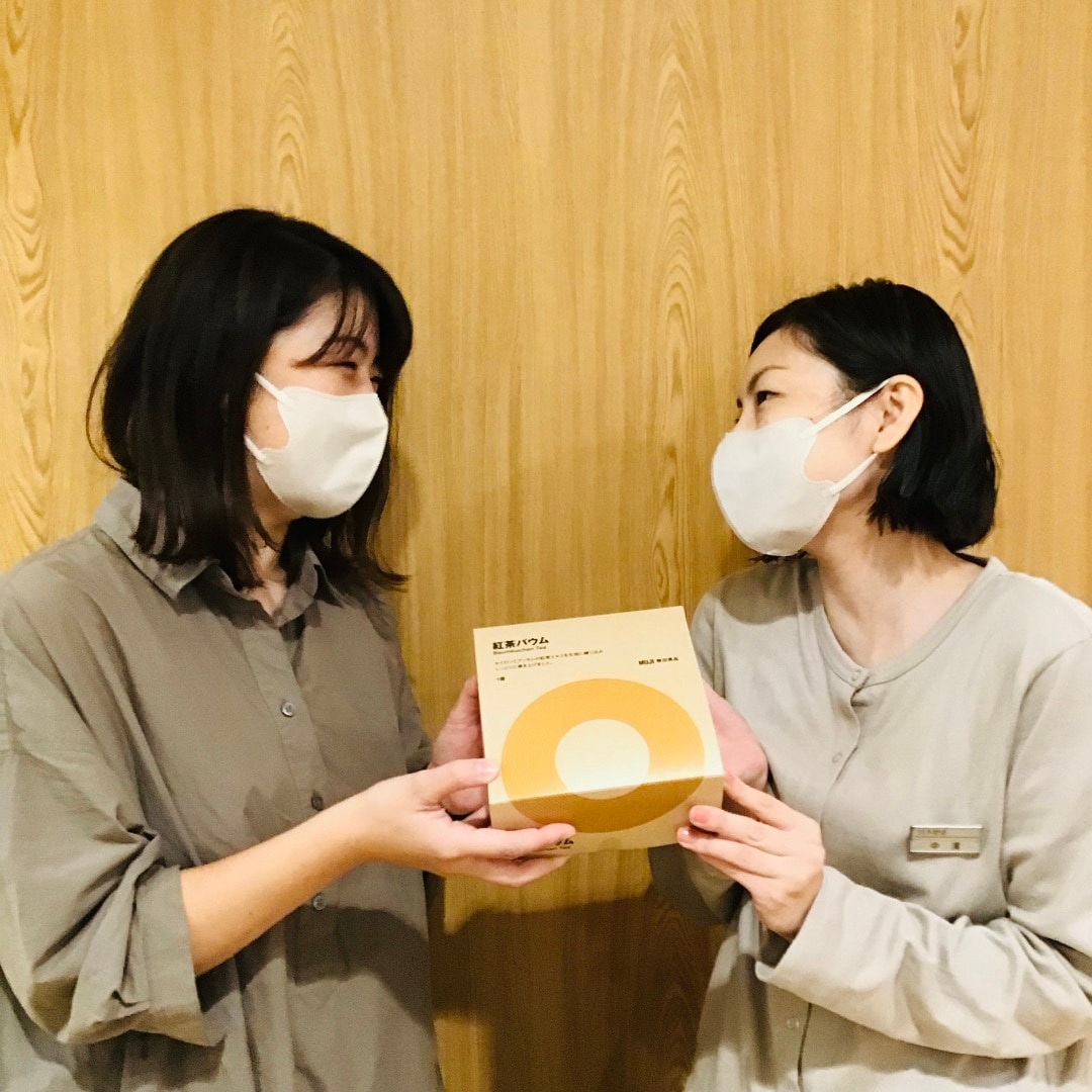 ギフトバウムを持つ女性二人の写真