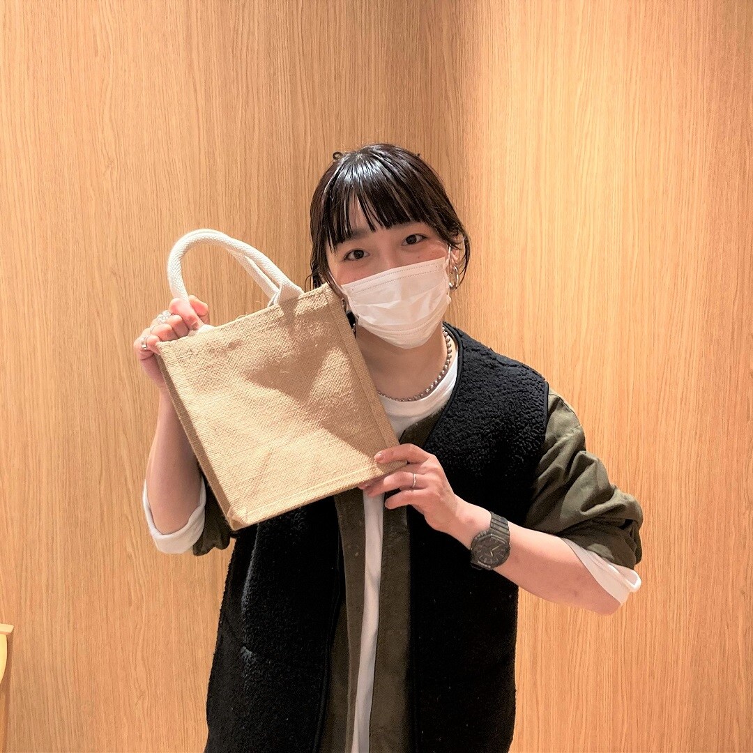 お買い物袋を持っている女性の写真