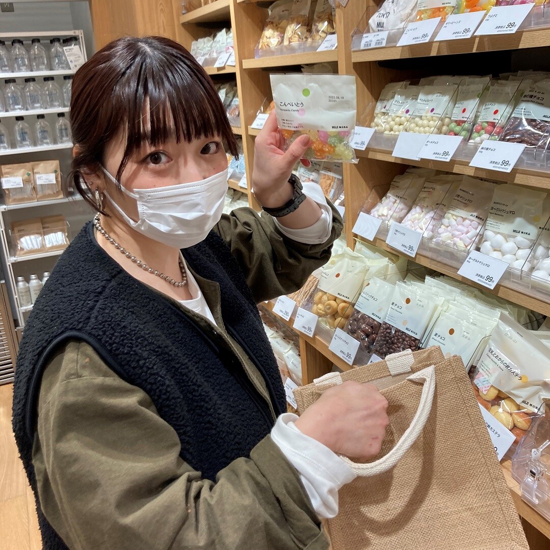 バウムクーヘンをもっている女性の写真