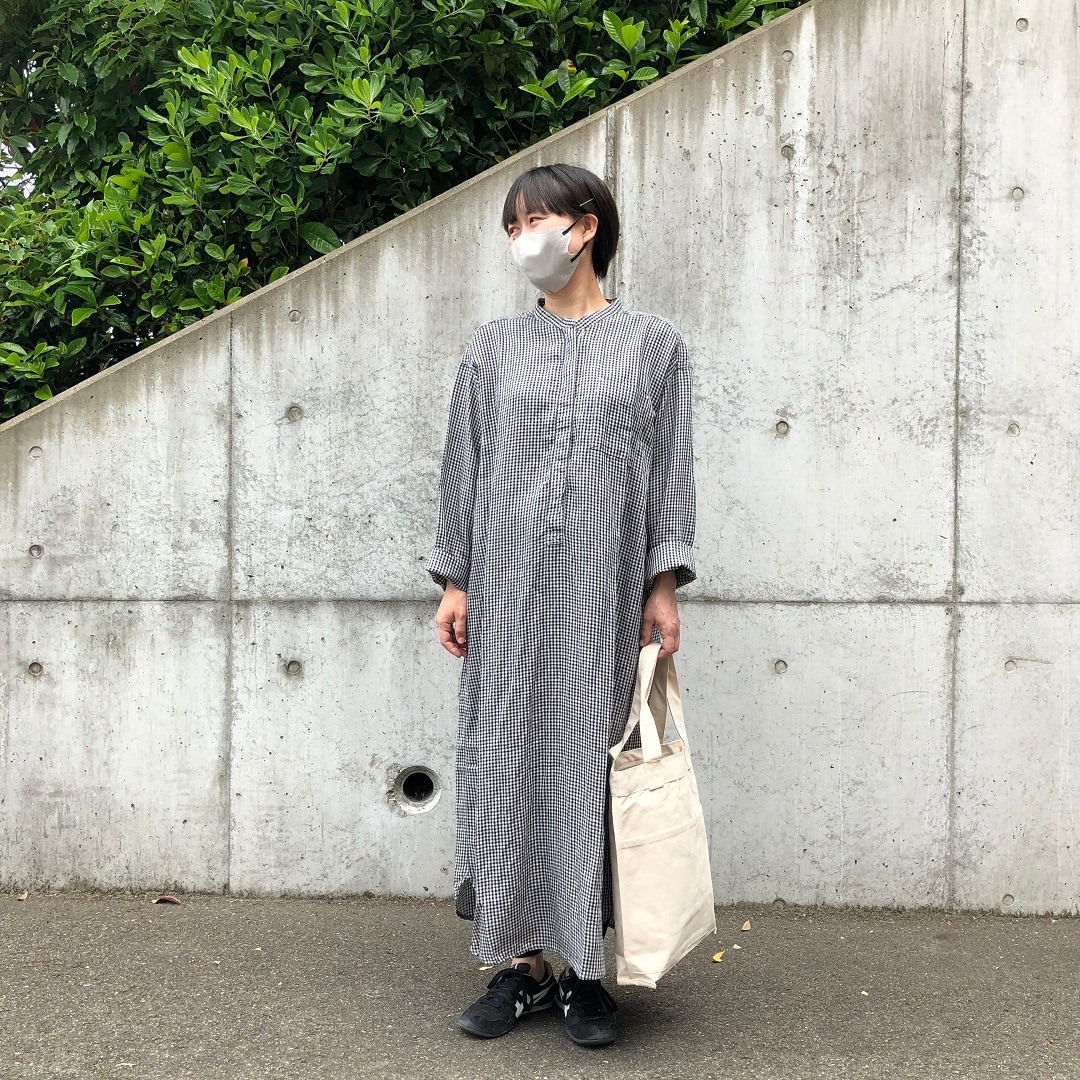 スタッフによるリヨセル麻クルタの着こなし